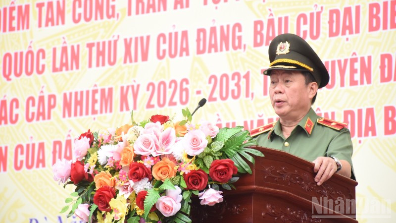 Thiếu tướng Nguyễn Hữu Hợp, Bí thư Đảng ủy, Giám đốc Công an thành phố Đà Nẵng phát lệnh ra quân toàn lực lượng. (Ảnh: ANH ĐÀO)