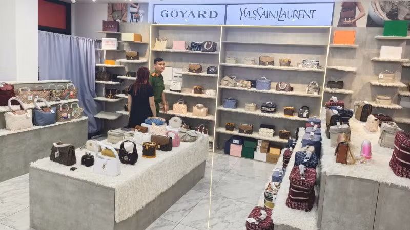 Hàng trăm sản phẩm hàng "hiệu" không rõ nguồn gốc bị thu giữ. (Ảnh: Công an cung cấp)