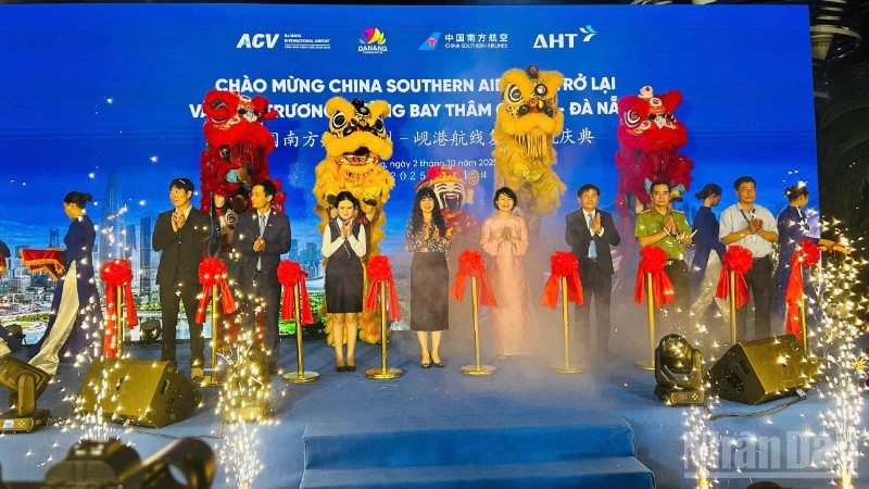 Các đại biểu thực hiện nghi thức mở đường bay Thâm Quyến (Trung Quốc)-Đà Nẵng(Việt Nam). (Ảnh: ANH ĐÀO)