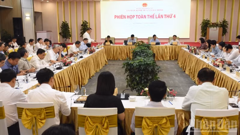 Toàn cảnh phiên khai mạc toàn thể của Ủy ban Kinh tế và Tài chính của Quốc hội. (Ảnh: ANH ĐÀO)