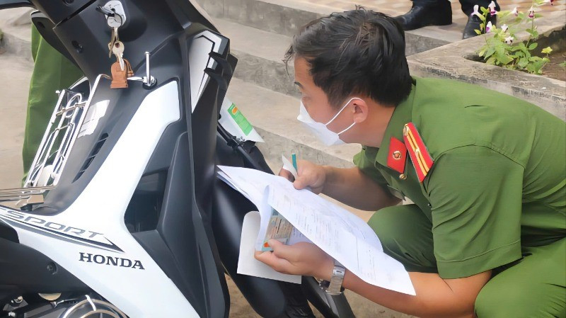 Công an thành phố Đà Nẵng kiểm tra các thông số kỹ thuật của xe trước khi cấp biển số cho người dân. (Ảnh: VN)