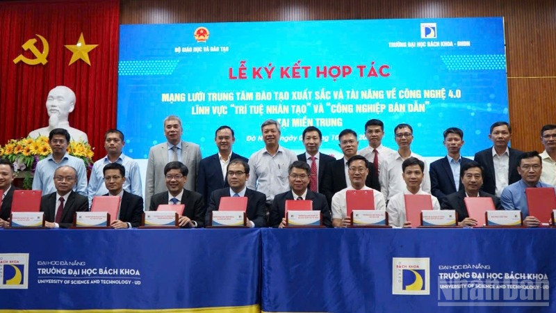 Lễ ký kết hợp tác Mạng lưới Trung tâm đào tạo xuất sắc và tài năng về công nghệ 4.0 lĩnh vực trí tuệ nhân tạo và công nghiệp bán dẫn tại miền trung.