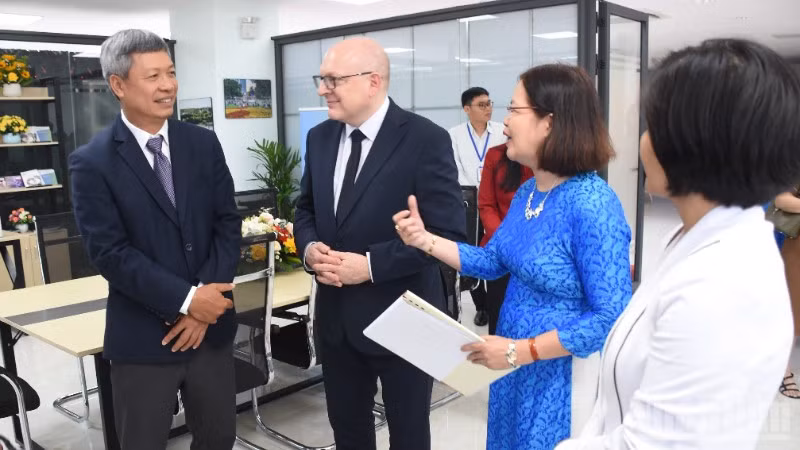 Phó Chủ tịch Ủy ban nhân dân thành phố Đà Nẵng Hồ Quang Bửu trao đổi với ông Sven Schulze, Thị trưởng thành phố Chemnitz. (Ảnh: ANH ĐÀO)