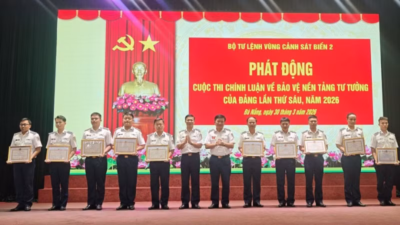 Bộ Tư lệnh Vùng Cảnh sát biển 2 khen thưởng cho các đồng chí có thành tích tốt trong học tập và làm theo tư tưởng, đạo đức, phong cách Hồ Chí Minh. 