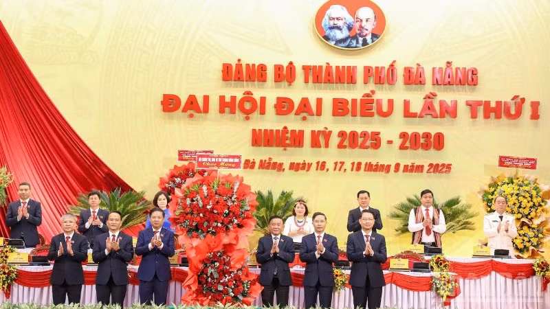 Ủy viên Bộ Chính trị, Thường trực Ban Bí thư Trung ương Đảng Trần Cẩm Tú tặng hoa chúc mừng Đại hội. (Ảnh: ANH ĐÀO)