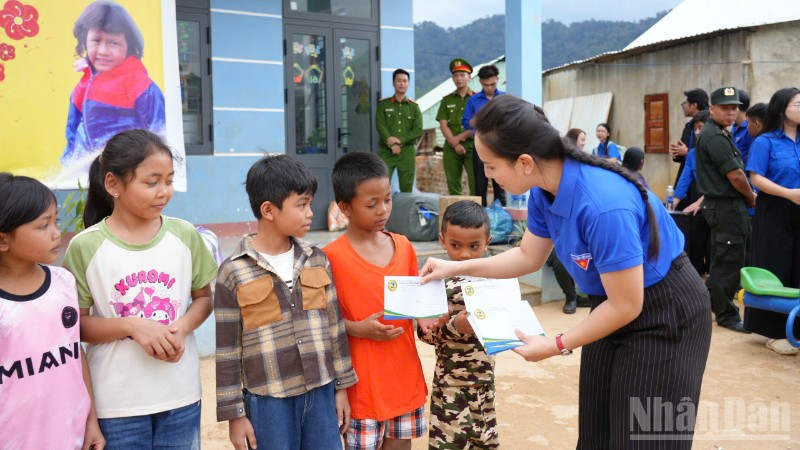 Đoàn Trường đại học Sư phạm - Đại học Đà Nẵng trao kinh phí hỗ trợ cho học sinh có hoàn cảnh khó khăn trên địa bàn. (Ảnh: GIA HÂN)