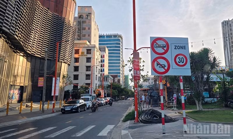 Đà Nẵng gắn biển báo tốc độ đối với xe 4 bánh gắn động cơ trên các tuyến đường được phép hoạt động. (Ảnh: ANH ĐÀO)