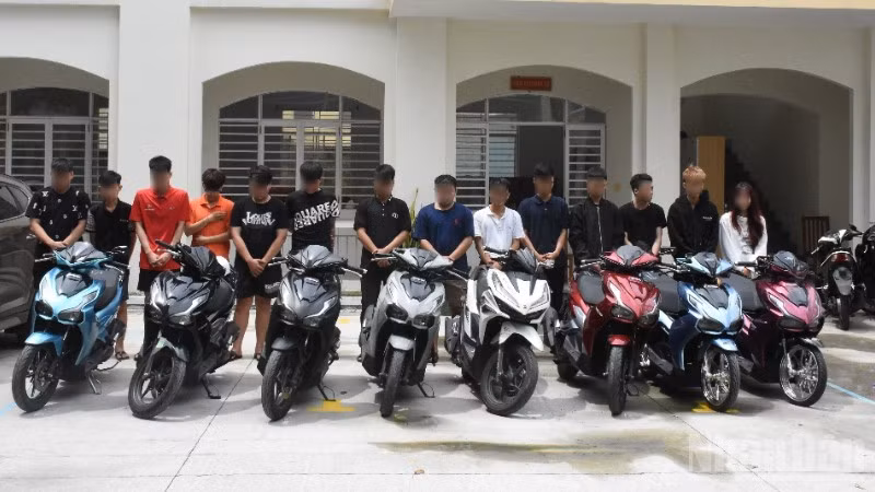 Các đối tượng thanh thiếu niên tham gia tụ tập gây rối trật tự công cộng tại cơ quan Công an.