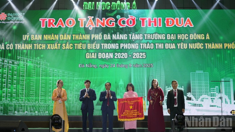 Lãnh đạo thành phố trao tặng Trường đại học Đông Á Cờ thi đua của Ủy ban nhân dân thành phố Đà Nẵng. (Ảnh: ANH ĐÀO)