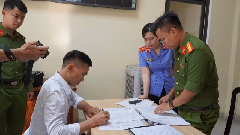 Nguyễn Văn Hoàng tại thời điểm làm việc với cơ quan chức năng. (Ảnh: Công an cung cấp)