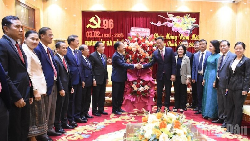 Đồng chí Daovong Phonekeo tặng lẵng hoa chúc mừng đồng chí Lê Ngọc Quang, Ủy viên Trung ương Đảng, Bí thư Thành ủy Đà Nẵng. (Ảnh: ANH ĐÀO)