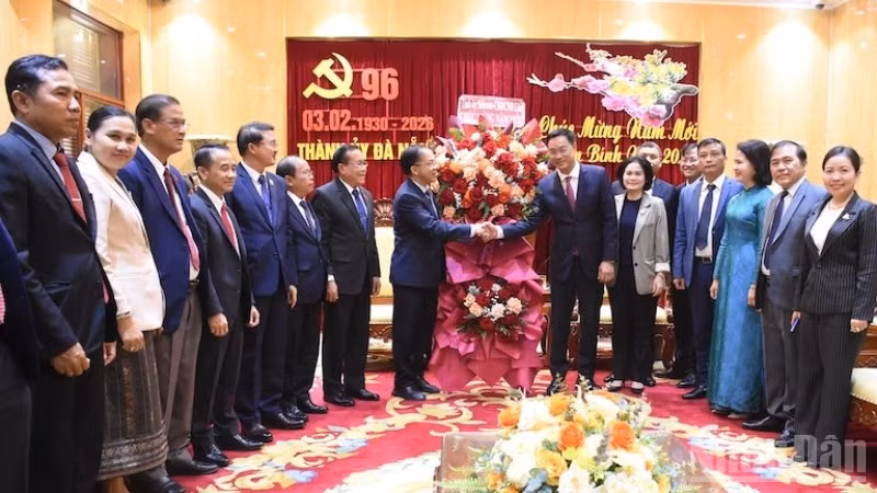 Đồng chí Daovong Phonekeo tặng lẵng hoa chúc mừng đồng chí Lê Ngọc Quang, Ủy viên Trung ương Đảng, Bí thư Thành ủy Đà Nẵng. (Ảnh: ANH ĐÀO)