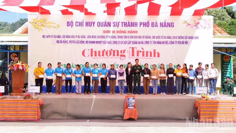 Bộ Chỉ huy quân sự thành phố Đà Nẵng trao hàng trăm suất quà tặng đồng bào xã miền núi Trà Tập.