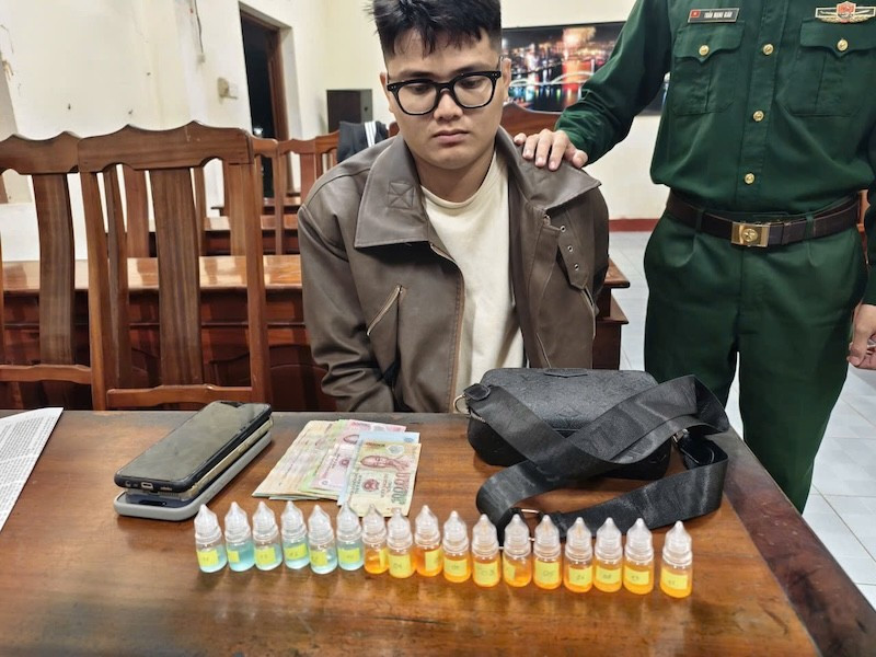 Đối tượng Nguyễn Quang Hải cùng tang vật tại cơ quan điều tra. (Ảnh: Đồn Biên phòng Non Nước cung cấp)