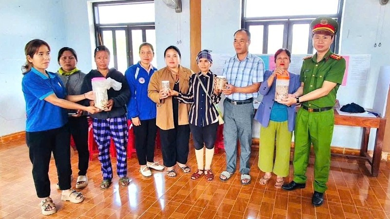 Công an xã Phước Năng và chính quyền địa phương tăng cường tuyên truyền đến người dân về ngộ độc botulinum từ cá ủ chua.