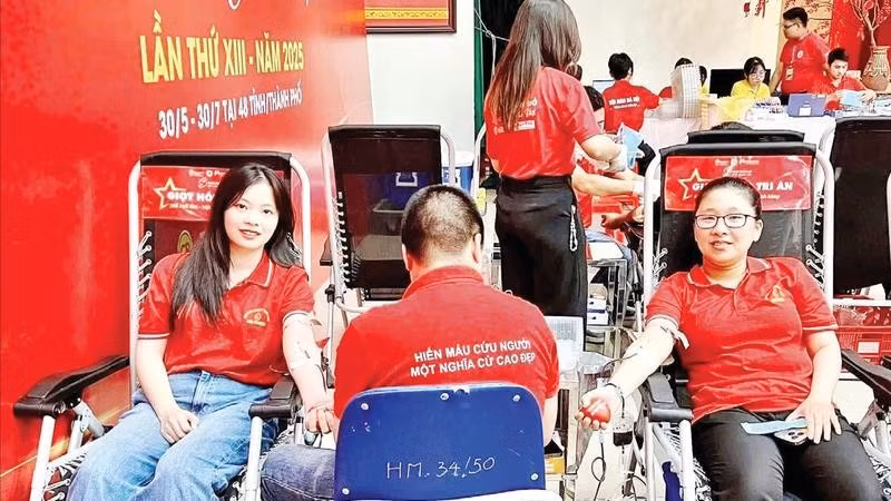 Tình nguyện viên Câu lạc bộ Tình nguyện hiến máu Hoa Phượng tham gia hiến máu cứu người.