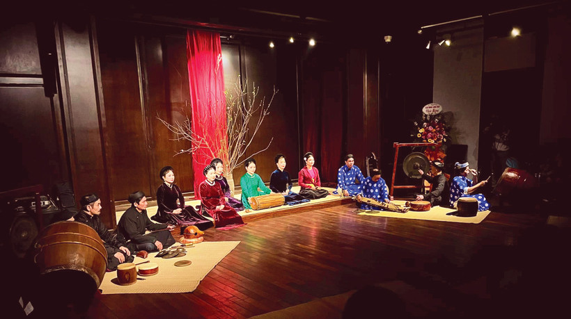 Nghệ sĩ Đông Kinh Cổ Nhạc biểu diễn trong không gian mộc mạc, không thiết bị khuếch đại âm thanh. (Ảnh: ĐÔNG KINH CỔ NHẠC)