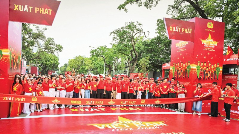 Chương trình “Cùng Việt Nam tiến bước” do Báo Nhân Dân và Bộ Công an phối hợp tổ chức được kỳ vọng sẽ huy động sức mạnh tập thể của hàng triệu người dân trên khắp mọi miền Tổ quốc cùng tham gia đi bộ, ghi dấu 1 tỷ bước chân vì sức khỏe, tinh thần đoàn kết và khát vọng vươn lên của một dân tộc đang chuyển mình mạnh mẽ trong kỷ nguyên mới. Ảnh: THÀNH ĐẠT