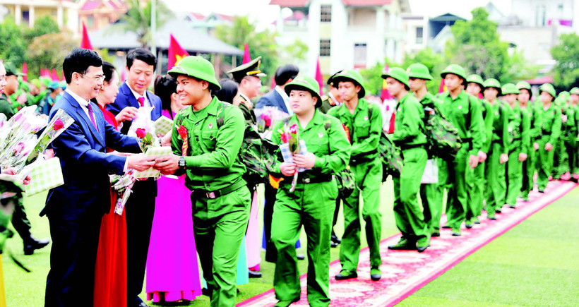 Lãnh đạo tỉnh Phú Thọ tặng quà, động viên tân binh lên đường nhập ngũ. (Ảnh: NGỌC LONG)