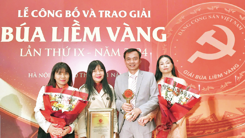 Nhà báo Lâm Quang Huy (thứ hai từ phải sang) cùng đồng nghiệp Báo Nhân Dân nhận Giải A Giải Báo chí toàn quốc về xây dựng Đảng (Giải Búa liềm vàng) năm 2024.