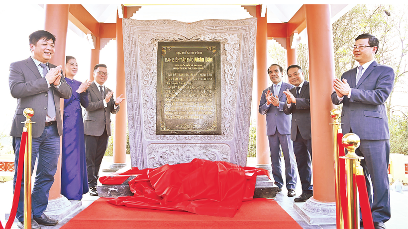 Các đồng chí lãnh đạo Báo Nhân Dân và tỉnh Tuyên Quang thực hiện nghi thức khánh thành Nhà bia di tích Báo Nhân Dân, ngày 9/3/2023. Ảnh: THỦY NGUYÊN