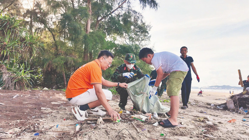 Người dân và cán bộ, chiến sĩ trên đảo Cô Tô (Quảng Ninh) tham gia dọn rác thải làm sạch bãi biển.