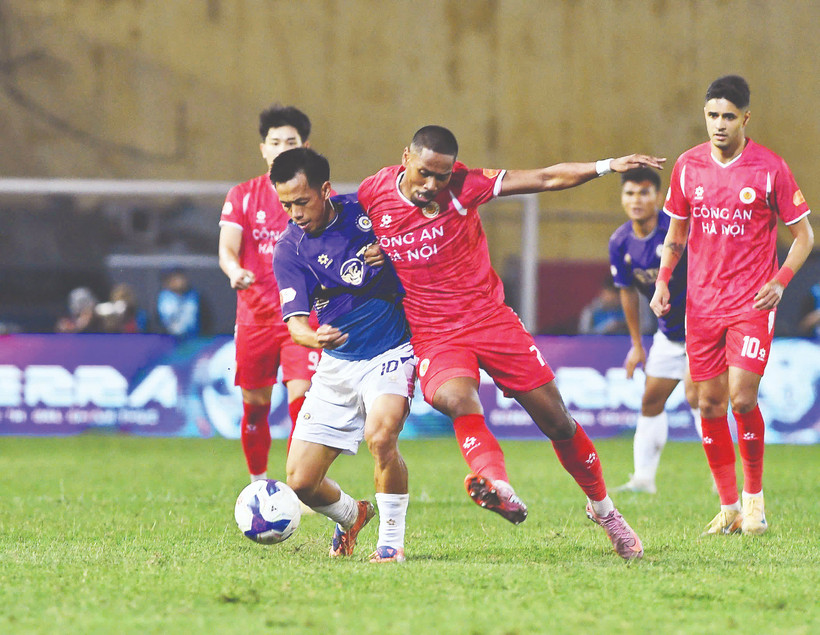 Đội Hà Nội FC (áo tím) giành chiến thắng trước đội Công an Hà Nội với tỷ số 2-1. (Ảnh: TRẦN HẢI)