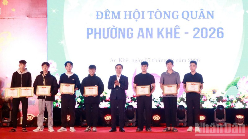 Ông Ngô Ngọc Hậu, Chủ tịch Ủy ban nhân dân phường An Khê trao giấy khen cho các tân binh tình nguyện lên đường nhập ngũ.