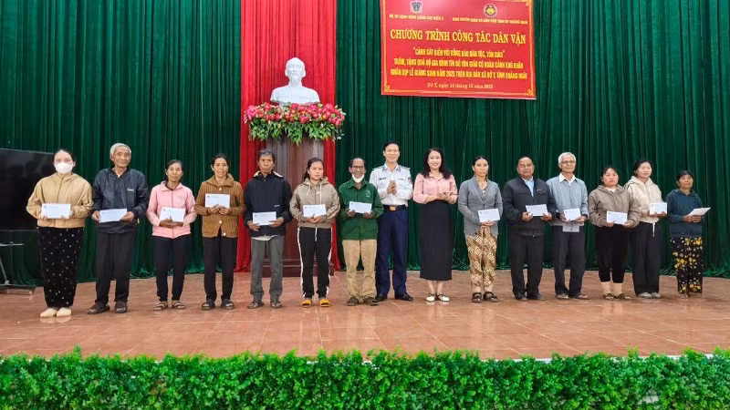 Đoàn công tác thăm, tặng quà đồng bào dân tộc, tôn giáo tỉnh Quảng Ngãi nhân dịp Giáng sinh.