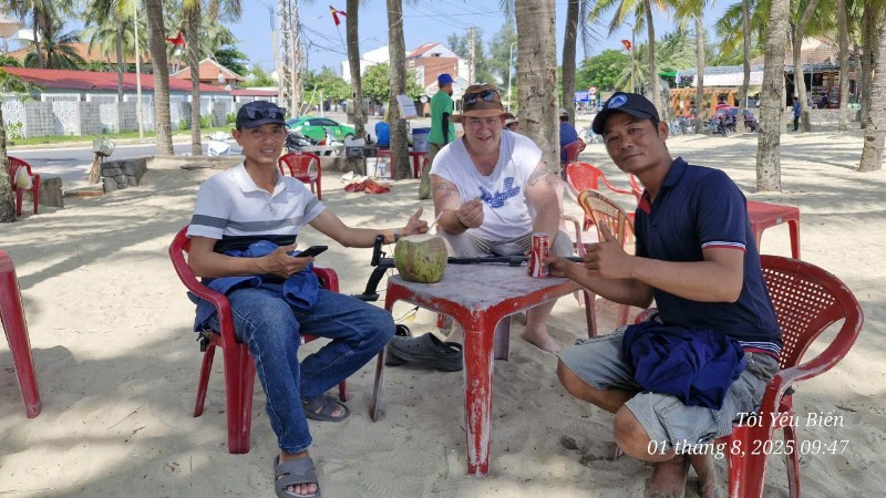 Anh Phan Thanh Trinh và bạn trao lại chiếc nhẫn cho du khách. (Ảnh: THANH TRINH)