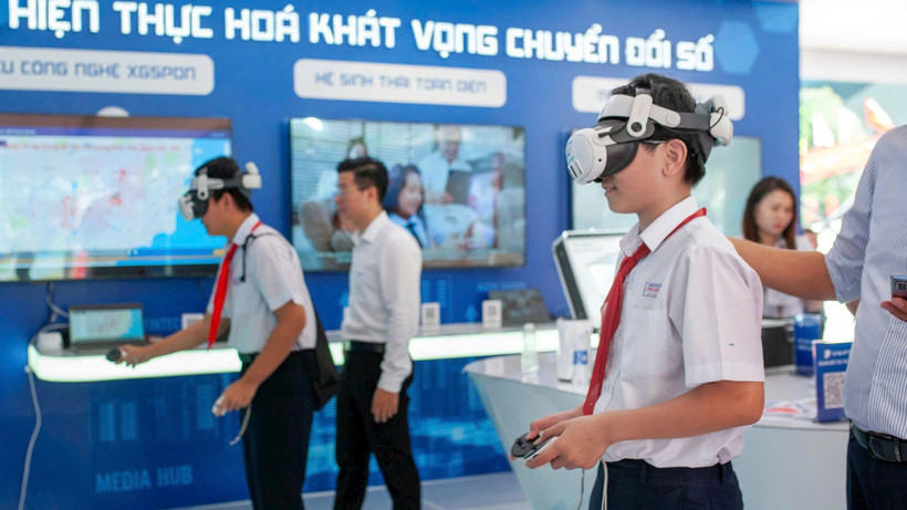 Học sinh trải nghiệm công nghệ thực tế ảo tại Triển lãm Đà Nẵng - Phát triển và Hội nhập.