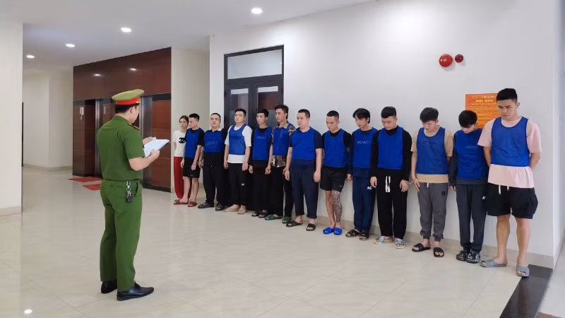 13 đối tượng trong đường dây bị bắt giữ ngay khi vừa nhập cảnh từ Campuchia về Việt Nam. (Ảnh: Công an cung cấp)