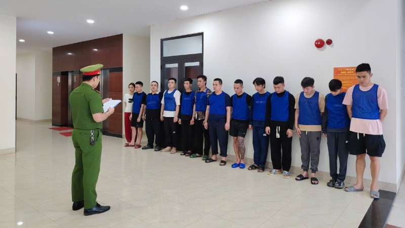 13 đối tượng trong đường dây bị bắt giữ ngay khi vừa nhập cảnh từ Campuchia về Việt Nam. (Ảnh: Công an cung cấp)