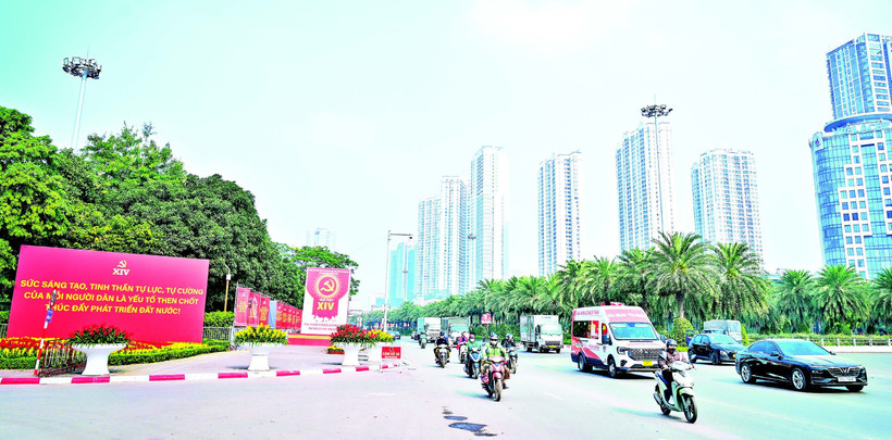 Thủ đô Hà Nội được trang hoàng rực rỡ đón chào sự kiện chính trị đặc biệt quan trọng của đất nước. (Ảnh BẢO LONG)