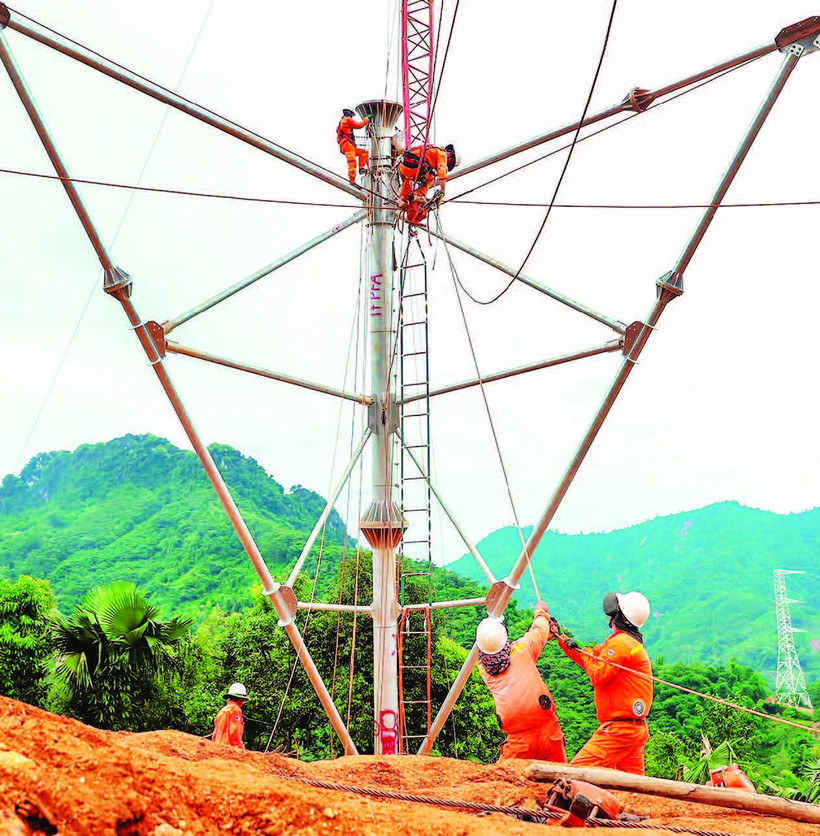 Công nhân Tập đoàn Điện lực Việt Nam thi công dự án đường dây 500 kV Lào Cai-Vĩnh Yên. (Ảnh: LÊ CHI)