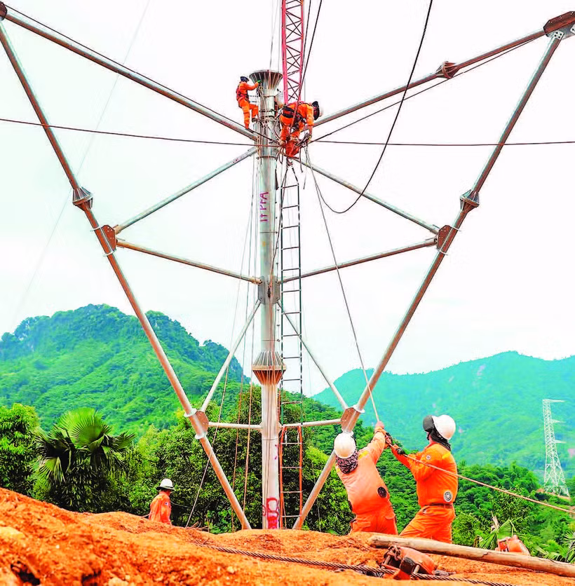Công nhân Tập đoàn Điện lực Việt Nam thi công dự án đường dây 500 kV Lào Cai-Vĩnh Yên. (Ảnh: LÊ CHI)