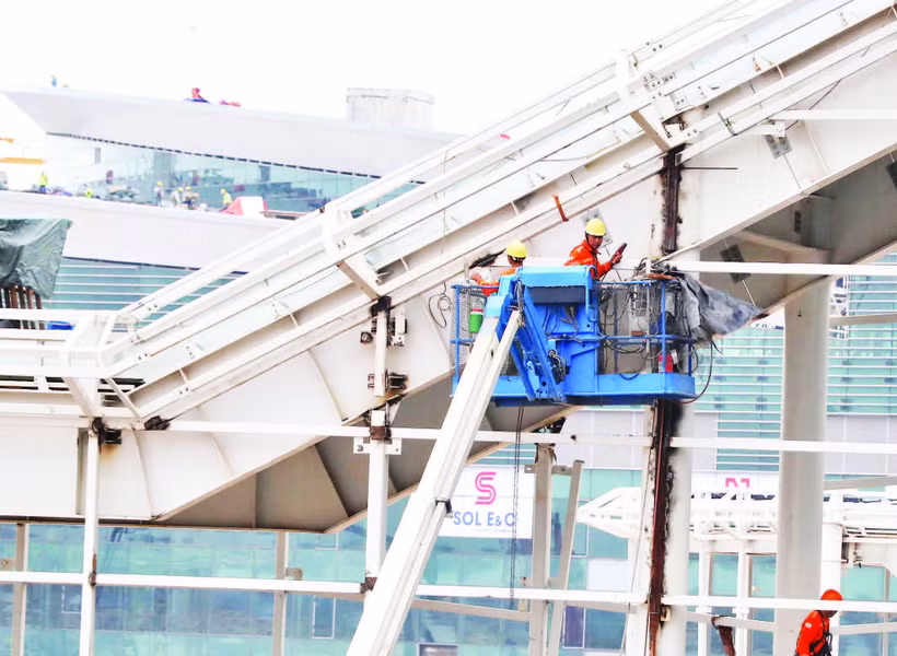 Lắp đặt thiết bị bên ngoài nhà ga hành khách sân bay Long Thành. (Ảnh THIÊN VƯƠNG)