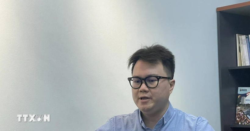 Ông Enzo Sim Hong Jun trả lời phỏng vấn phóng viên TTXVN tại Kuala Lumpur. (Ảnh: Thành Trung/TTXVN)