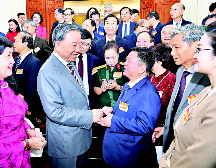 Tổng Bí thư Tô Lâm với các đại biểu trí thức, nhà khoa học, văn nghệ sĩ, ngày 6/8/2025. (Ảnh ĐĂNG KHOA)