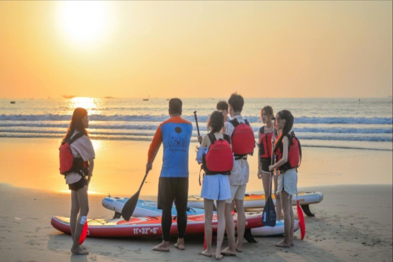 Du khách tham gia hoạt động chèo SUP trên biển Mân Thái, Đà Nẵng. (Ảnh: HT)