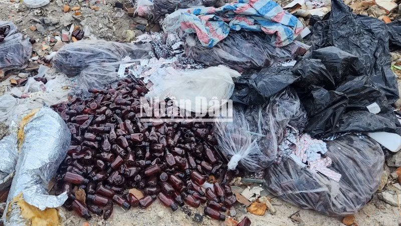 Số thuốc bị vứt ra bãi rác tại thời điểm phát hiện ngày 10/6. (Ảnh: CÔNG VINH)