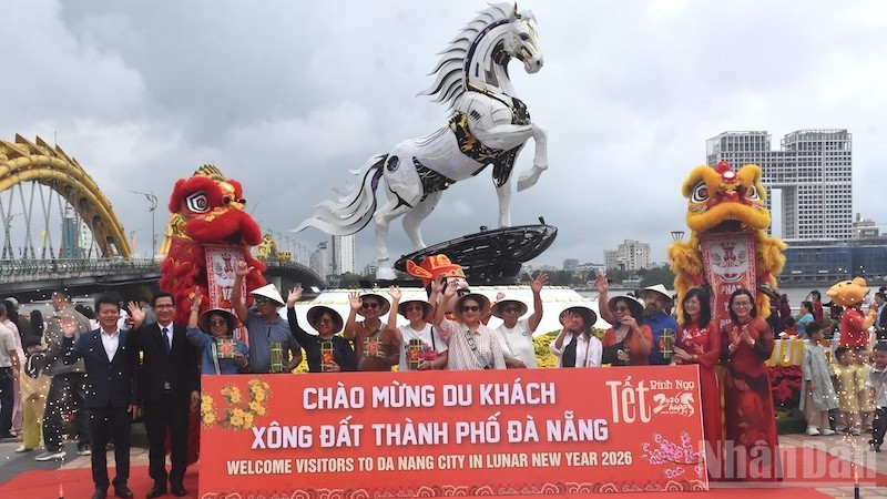 Thành phố Đà Nẵng chào mừng những du khách đầu tiên đến với thành phố trong ngày mùng 1 Tết Nguyên đán Bính Ngọ năm 2026. (Ảnh: ANH ĐÀO)