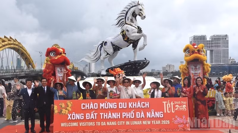 Thành phố Đà Nẵng chào mừng những du khách đầu tiên đến với thành phố trong ngày mùng 1 Tết Nguyên đán Bính Ngọ năm 2026. (Ảnh: ANH ĐÀO)
