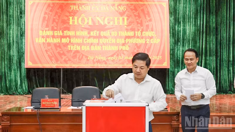 Bí thư Thành ủy Đà Nẵng Lương Nguyễn Minh Triết ủng hộ các đồng bào tại buổi phát động. (Ảnh: ANH ĐÀO)