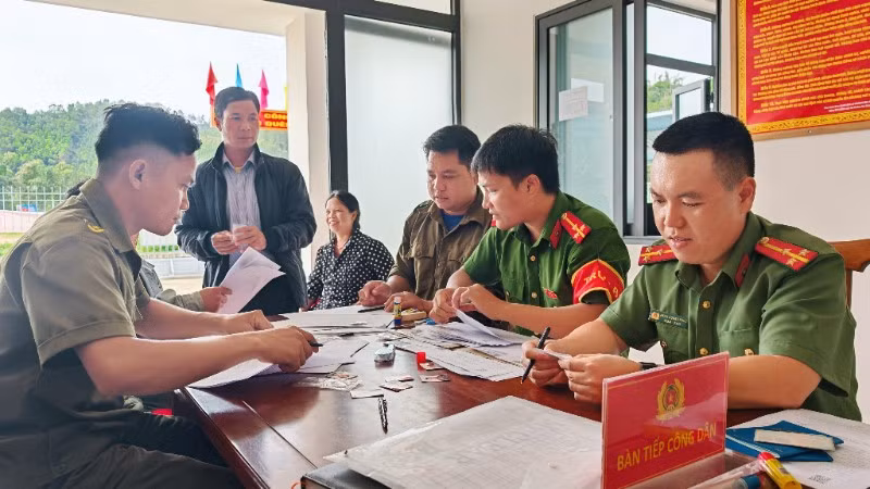 Phòng Quản lý xuất nhập cảnh (PA08), Công an thành phố Đà Nẵng phối hợp chính quyền xã A Vương làm thủ tục cấp giấy thông hành biên giới cho công dân.