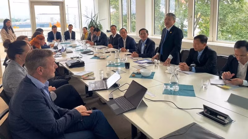 Chủ tịch Hội đồng nhân dân thành phố Nguyễn Đức Dũng giới thiệu đến các đối tác ở Chemnitz về chiến lược của Đà Nẵng. (Ảnh: Đ. CƯỜNG)