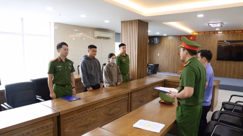 Cơ quan công an thực hiện các quyết định khởi tố đối với các bị can. (Ảnh: Công an cung cấp)