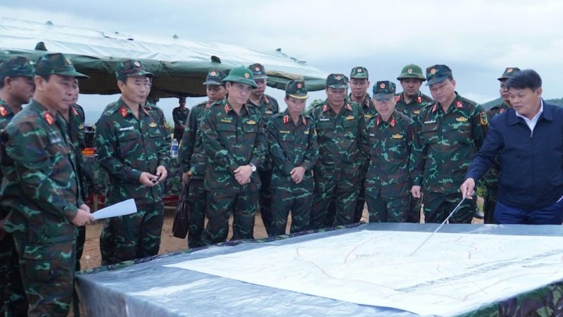 Thiếu tướng Phan Đại Nghĩa kiểm tra quy hoạch thao trường, diễn tập Quân khu 5. (Ảnh: TRẦN TUẤN)