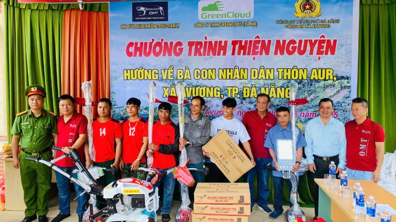 Những món quà ý nghĩa được trao tặng tới bà con đồng bào Cơ tu tại thôn Aur, xã A Vương, thành phố Đà Nẵng. (Ảnh: PHẠM THỦY)