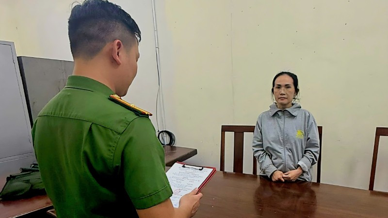 Đối tượng Nguyễn Thị Thu Thảo tại cơ quan điều tra. (Ảnh: Công an cung cấp).